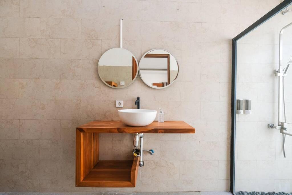 Kiki Village Bathtub Canggu Exterior foto